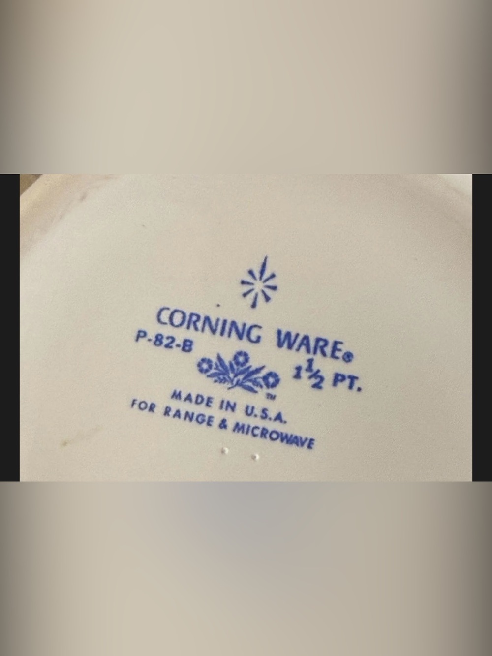 1.5 Pint Corning Ware saucepan features the iconic Blue Cornflower pattern - Picture 2 of 4